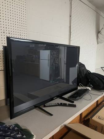 SAMSUNG  43" SMART CAPABLE TV AND STAND IN VERY GOOD CONDITION! 1