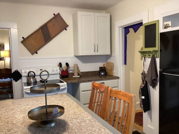 $1,125 / 2br - Beautiful sun soaked fully furnished first floor large apartment East (Easthampton)64017046330370121