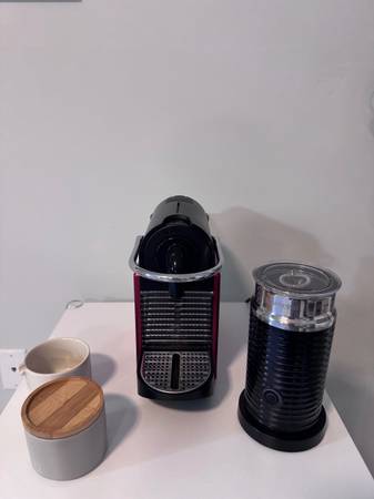 Nespresso Pixie Espresso Machine + Nespresso Aeroccino 3 1