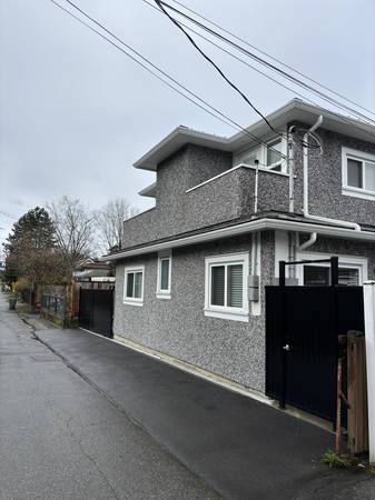 Newly Builded Laneway House. 3 bedrooms + 2 full sized washroom 1