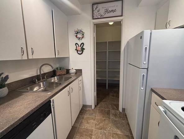 $1,350 / 1br - Secure Key Card Access - Pool & Sauna + Near Washington Square Mall (Beaverton Tigard)63615696147073123