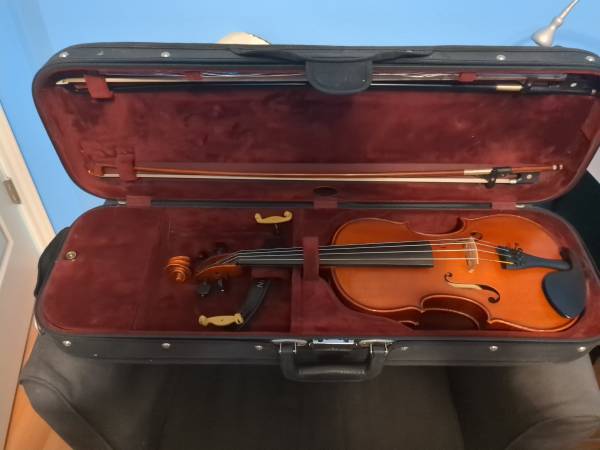 Full-sized Violin, Case and Two Bows 1