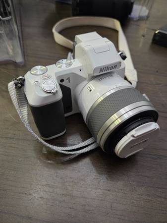 Nixon 1 V2 Mirrorless Digital Camera SLR 1 Nikkor VR Lens 1