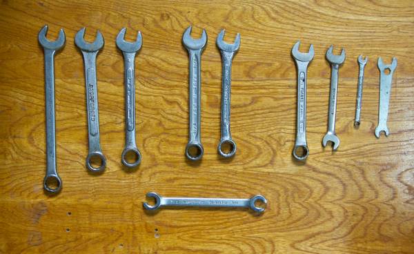 Assorted vintage wrenches 1