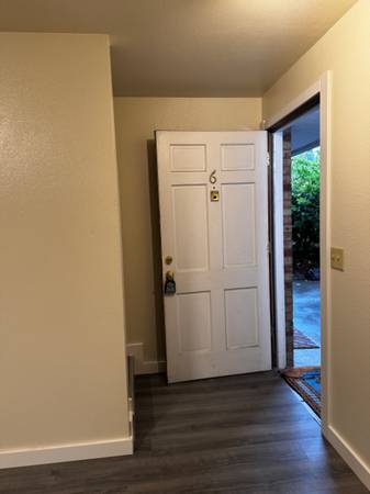 Immaculately updated 2 bed /1.5 bath apartment near all amenities and 1