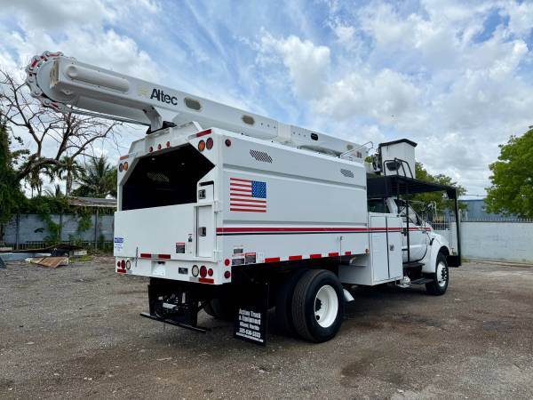 2015 Ford F-750 Altec LR756 - Photo 3