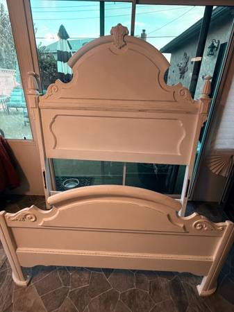 Queed bed frame 1