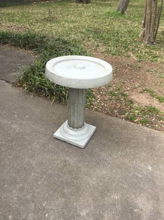 concrete bird bath on fluted column 1