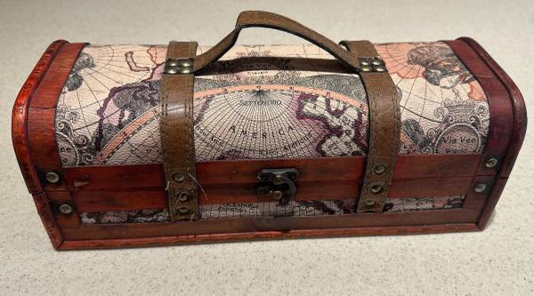 Vintage wine bottle carrier case 1