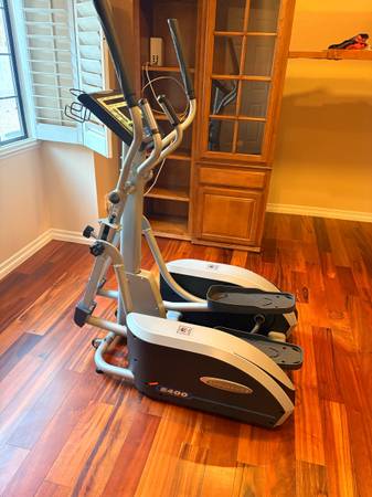 Body-Solid Endurance E400 Elliptical Trainer 1