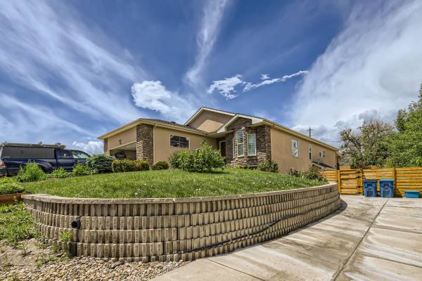 $1,049 / 1br - 800ft2 - HUGE room w/ private bath/parking in Golden! (Golden)63920601602306120