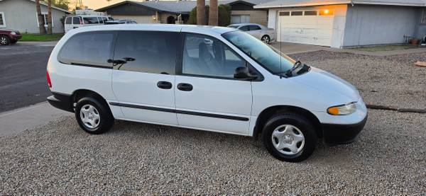1998 dodge caravan automatic runs very good cold AC 1