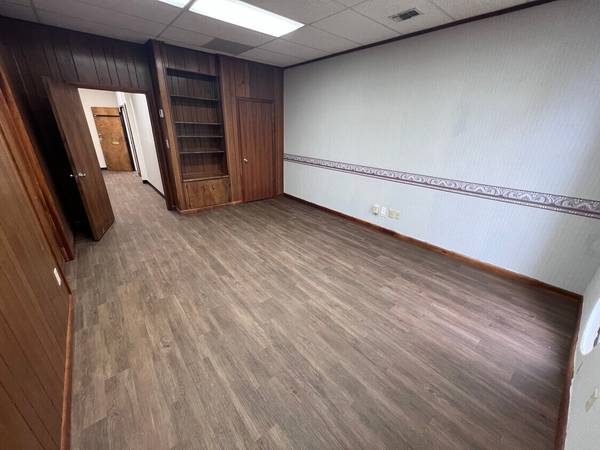 $1,300 / 466ft2 - 466 sqft two room suite plus reception, with windows. $1,300 (Athens)63792067321475122