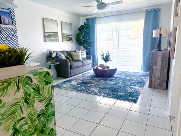 $2,400 / 1br - 800ft2 - Decoración de Diseñador 1BR 1BA Condo en el corazón de Aventura (Aventura)63769593811841120