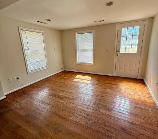 $1,000 / 3br - 1100ft2 - Newly painted home for glowing and shiny (Manassas, VA)64040197018498122