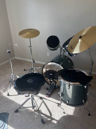 Drum kit w/ dw double pedal 1