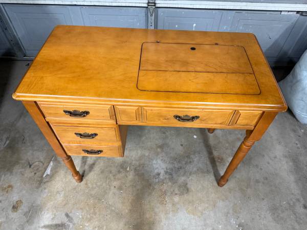 Vintage Singer Sewing Machine 1