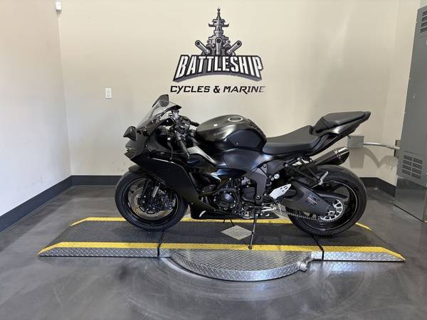 2024 Kawasaki Ninja® ZX-6R Metallic Flat Spark Black/Ebony