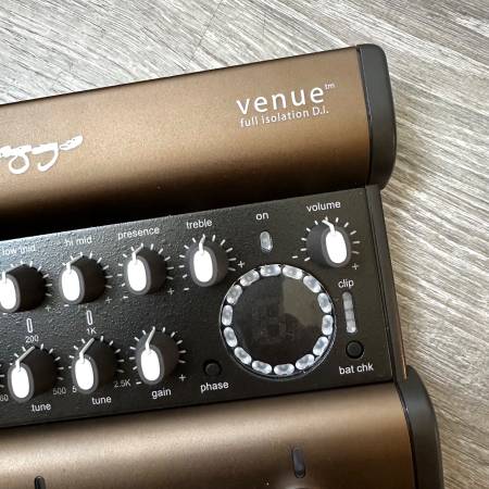 L.R. Baggs Venue DI Acoustic Guitar Preamp and DI - musical