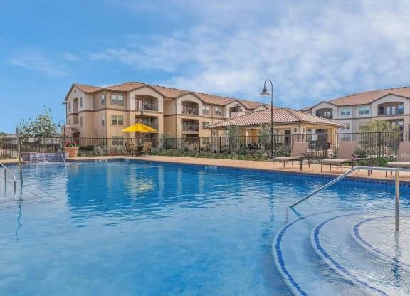 $2,136 / 2br - 1334ft2 - Celebrate space and comfort in our 2 BR. (Webster)63924042922883120