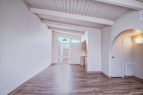 $1,151 / 1br - 700ft2 - CARPORT PARKING & A BACKYARD COME WITH THIS ONE-BEDROOM APARTMENT (Page)64020364163713121