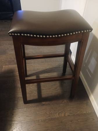 Backless wooden bar stools 1