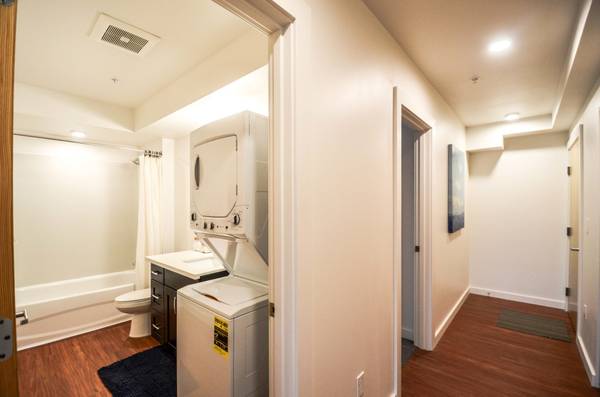 $2,199 / 1br - 723ft2 - Top floor 1 bedroom home with full appliances and AC Port63688549609857123