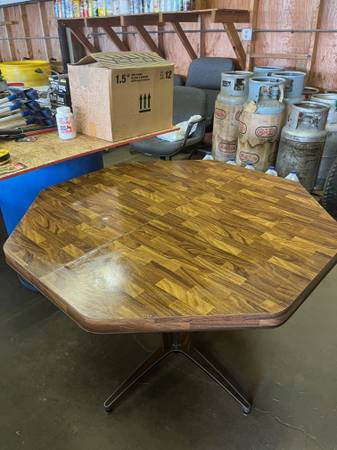 Retro Octogan Table 1