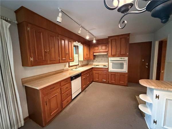 $1,450 / 3br - 3456ft2 - Spacious 3-Bed, 2-Bath Home with Full Basement & Backyard Patio! (Overland Park, KS)63671378318593121