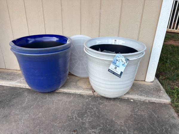 4ea New 22” planters with drip pans 1