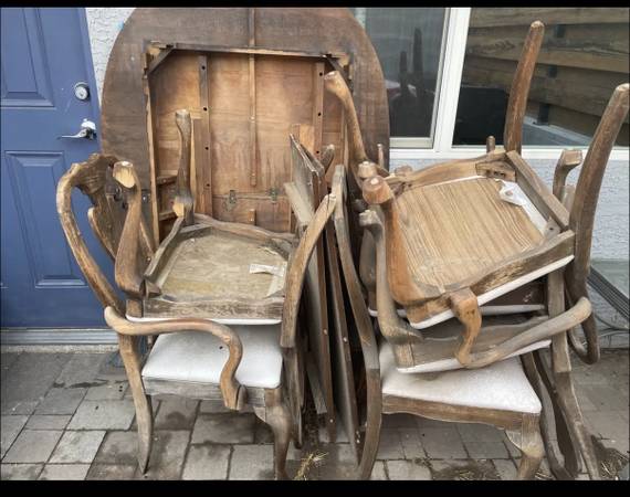 One table , four chairs, two extenders 1
