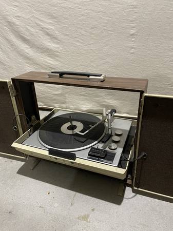 UPDATED - RCA Victor Record Player - Vintage - With Speakers 1