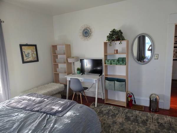 $1,200 / 6br - 170ft2 - Furnished room for professional; 1 month minimum AVAILABLE NOW (Portland Sullivan's Gulch)63956353481858121