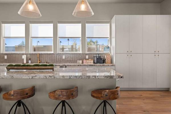 $2,349 / 1br - 1027ft2 - Garajes disponibles, aire acondicionado, lavavajillas (6122 Plaza Loop, Rocklin, CA)64043836062210123