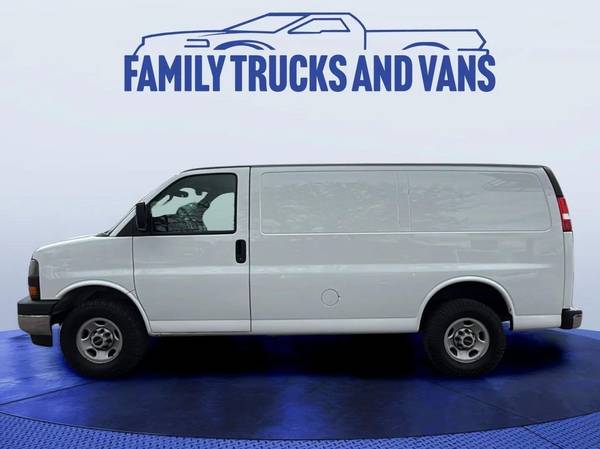 2022 GMC Savana - Photo 2