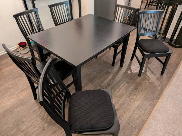 Black Extendable Dining Table + 6 Chairs 1