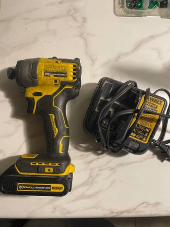 DeWalt DCF809 20V Max Brushless Impact Driver with Battery and Charger 1