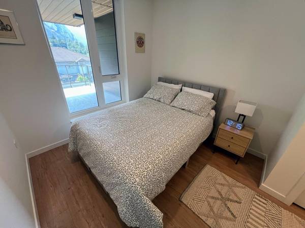 FULLY FURNISHED 1 Bed & 1 Bth Condo #404 1500 Redbridge 5