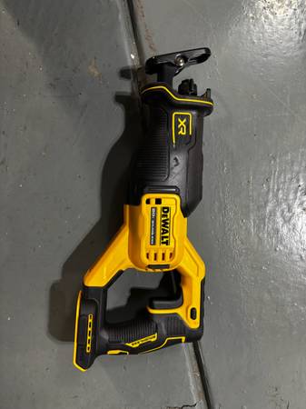 Dewalt XR 20 V variable speed reciprocating saw 1