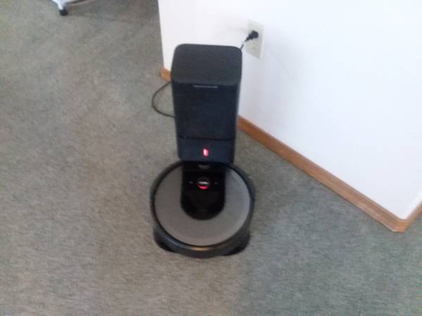 iRobot Roomba i8 with self cleaning base 1