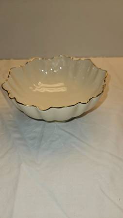 Beautiful Lenox Ivory Round Pedestal Bowl Gold Trim 1