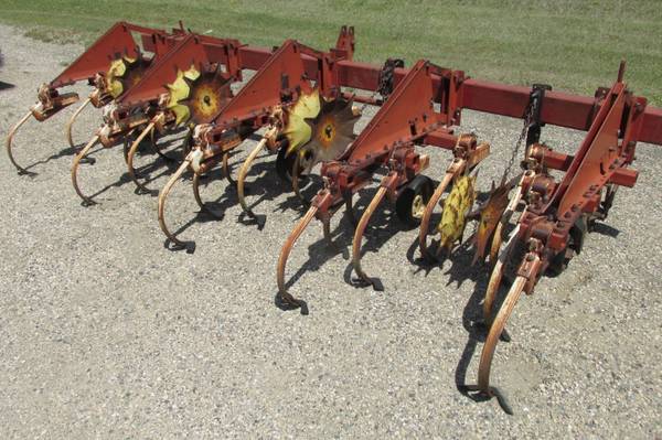 International 133 4RW Vibrashank 3pt Cultivator 1