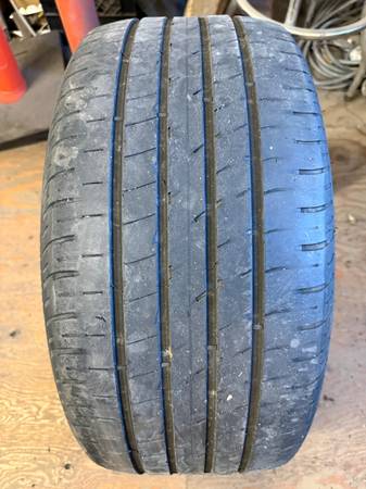 1 X single 255/40/20 M+S Goodyear eagle F1 TO with 55% tread 1