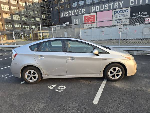 2012 Toyota prius Type G - $11,900 (Brooklyn)63654714713601124
