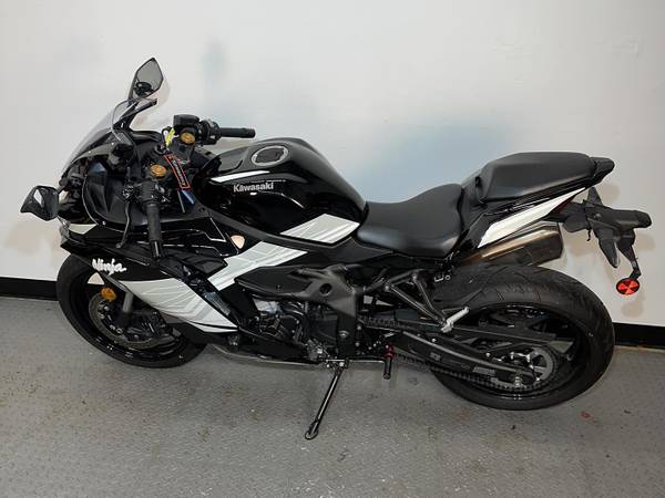 ssss 2025 Kawasaki ZX-4R - 571 Miles - 399cc Inline Four Cylinder