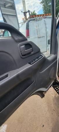 2005 Isuzu NPR / NPR-HD - Photo 12