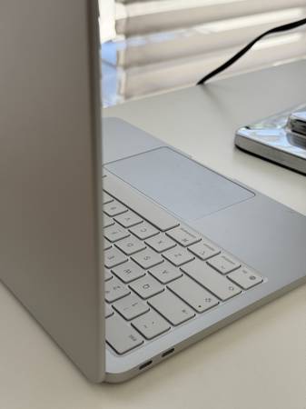 MacBook Neo 13-inch Silver 512GB - Like New (A18 Pro, Touch ID