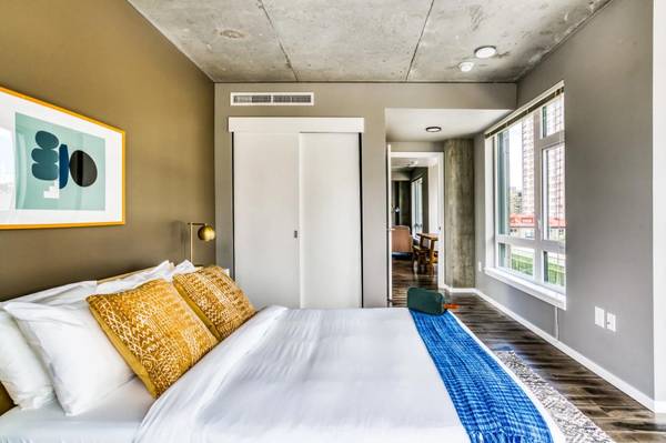 $2,041 / 1br - 548ft2 - Cozy 1 BR/1 BA Retreat with Sky Lounge Access (Belltown)63786708096259122