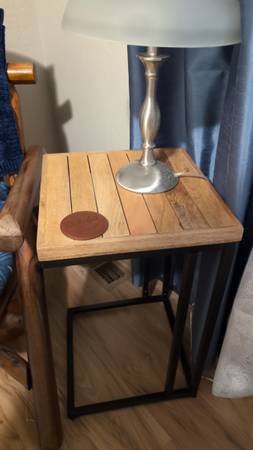 Compact side table 1