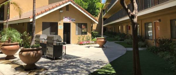 Cozy Renovated 2‑Bedroom w/ In‑Unit AC, Elevator Access & Garage 1